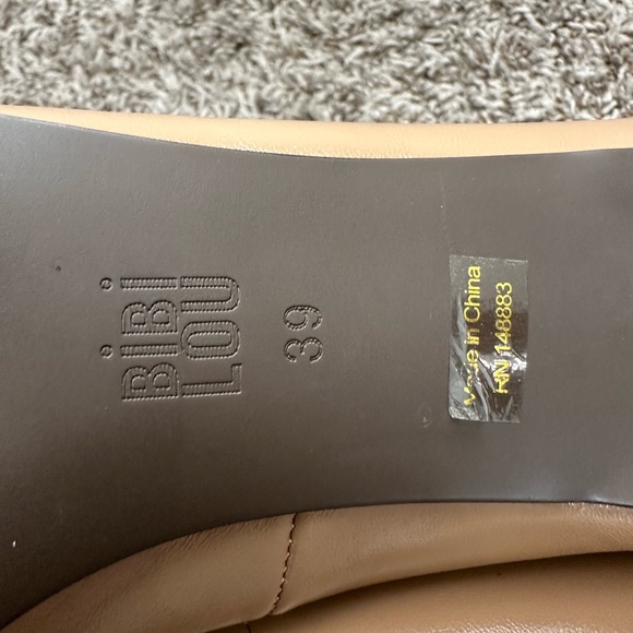 Chic Two-Tone Tan and Black Heels! - Picture 4 of 5